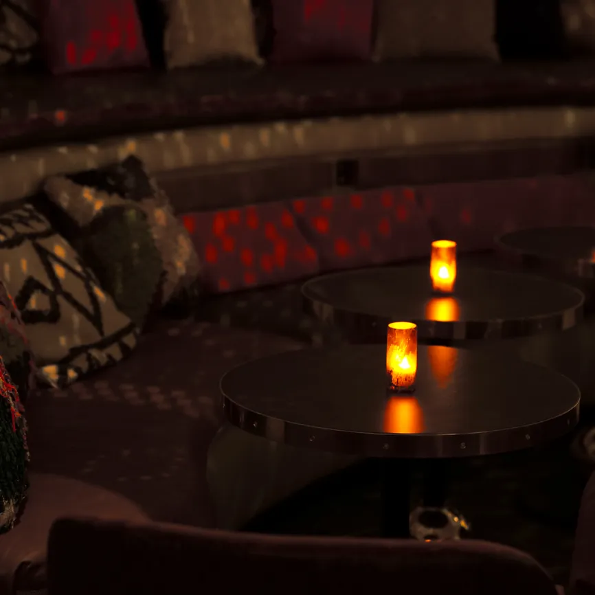 Célon Bar & Lounge intimate seating nook with candlelight