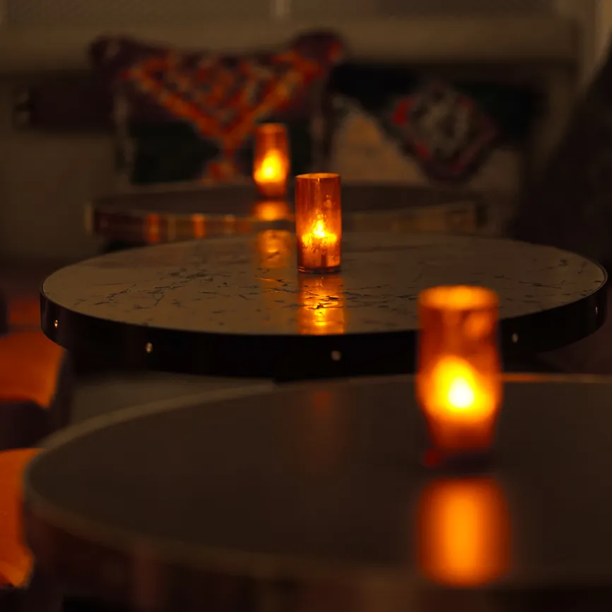 Célon Bar & Lounge candlelit cocktail tables