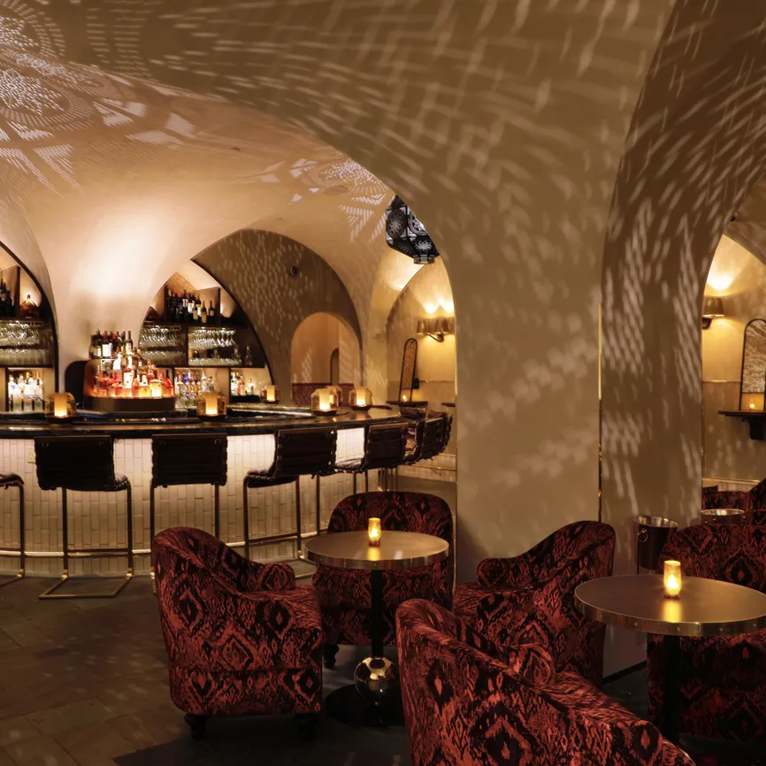 Célon Bar & Lounge dining room, alternate view
